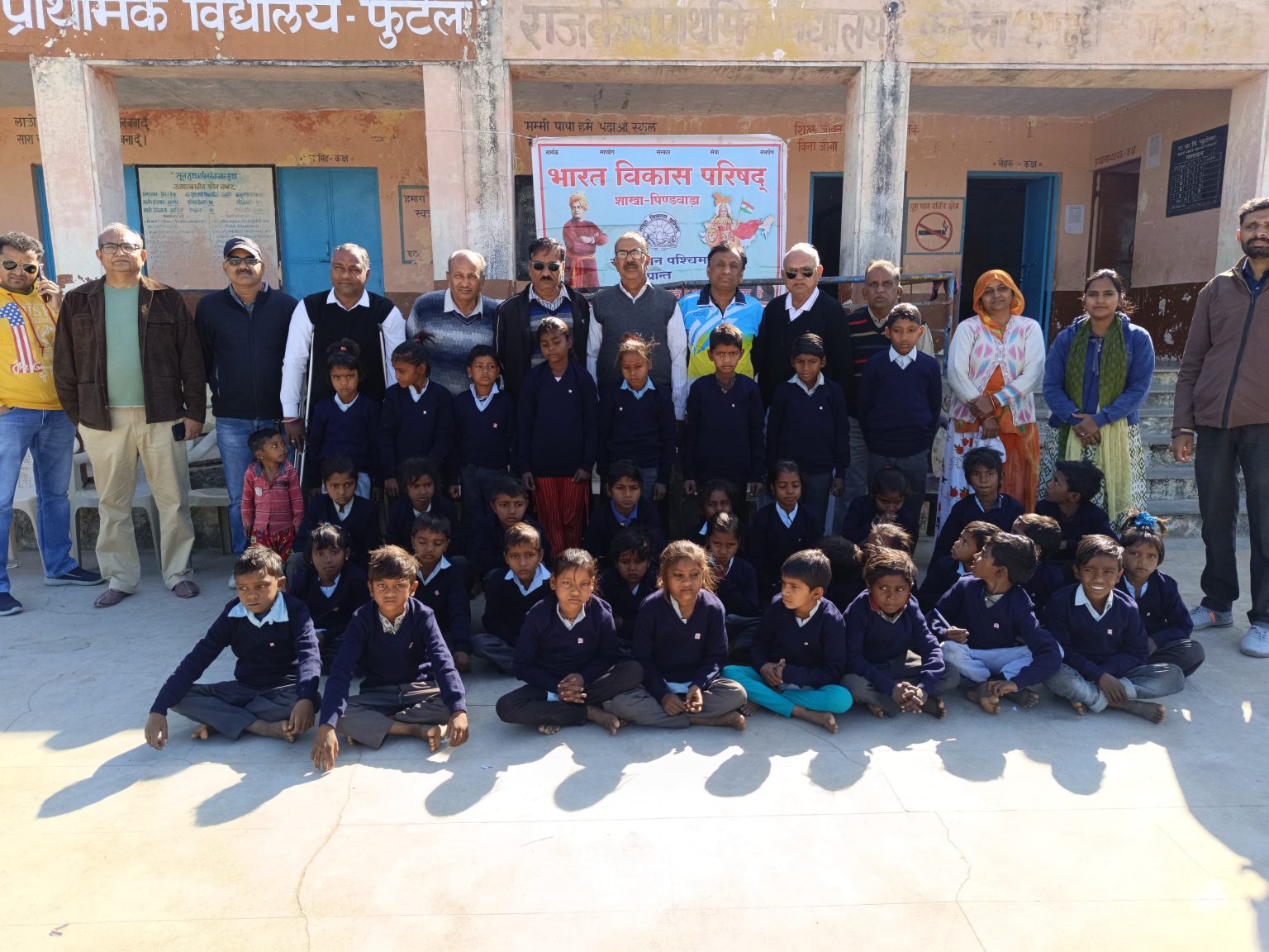 भारत विकास परिषद् शाखा पिण्डवाडा द्वारा स्वेटर वितरित किये गये।