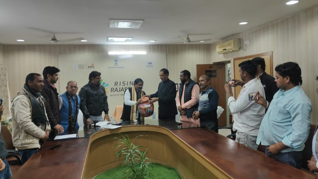 लॉटरी से किया गया मिट्टी कामगारों का चयन, प्रथम चरण में करौली के 20 कामगार हुए चयनित, प्रदेश भर में 1 हजार कामगारों का चयन कर दी जाएगी विद्युत चालित चाक व पगमिल (मिट्टी गूंथने की मशीन)