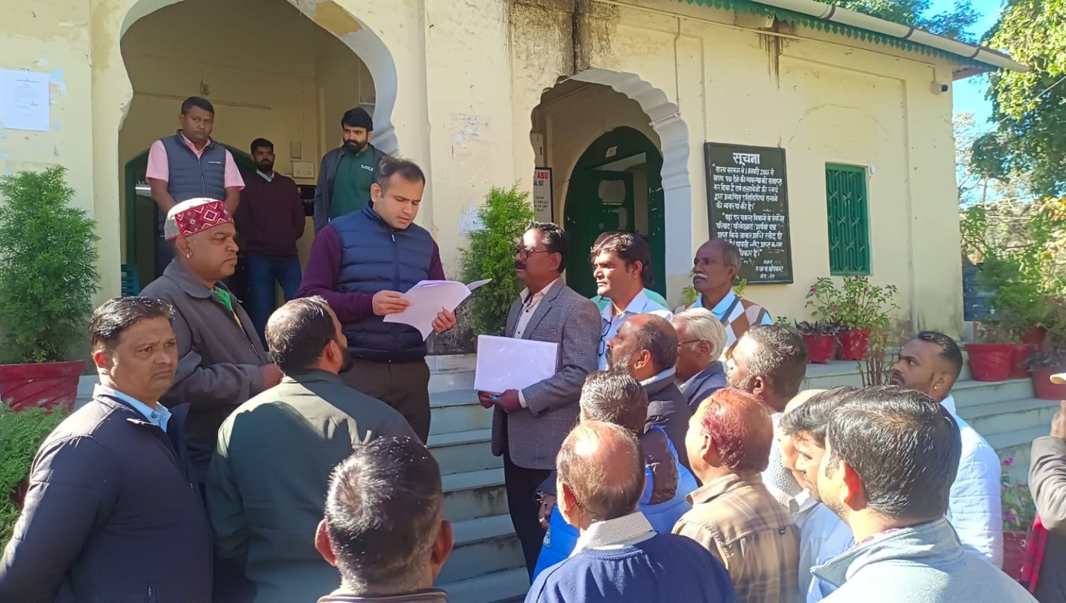 समस्याओं के समाधान को लेकर मुख्यमंत्री के नाम उपखंड अधिकारी को सौंपा ज्ञापन ।