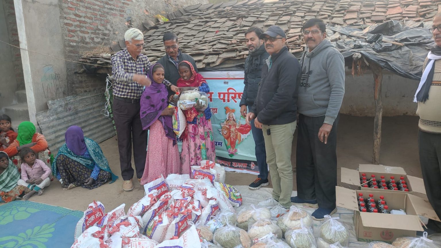 भारत विकास परिषद् पिण्डवाडा द्वारा निर्धन व असहाय परिवारों को खाद्य सामग्री एवं अन्य जरूरत की घरेलू सामग्री वितरित की गयी।