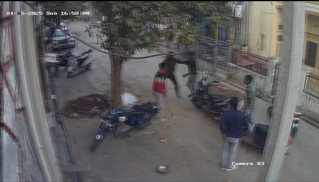 दिन दहाड़े बदमाशों नें फिल्मी स्टाइल में एक युवक का मारपीट करके मौके से अपहरण कर हत्या की ।