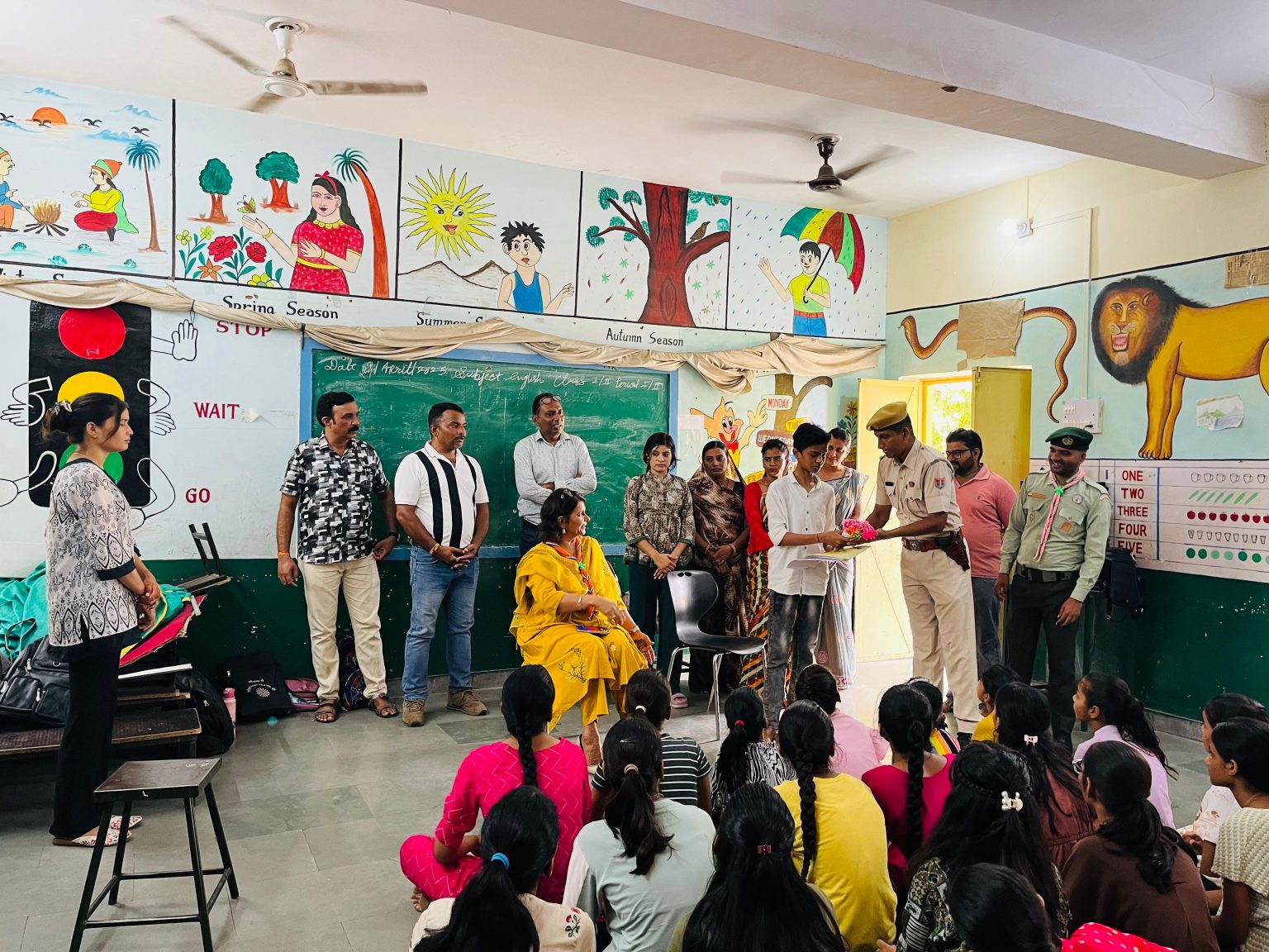जिला कलेक्टर महोदया ने ग्रीष्मकालीन अभिरूचि एवं कौशल विकास शिविर का किया निरीक्षण ।