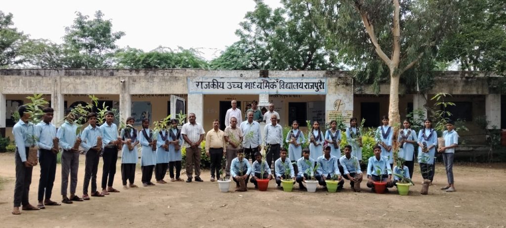 हरियालो राजस्थान के तहत 21 फल दार पौधे लगाए