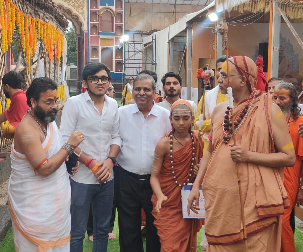 सैकड़ो भक्तो ने शंकराचार्य अविमुक्तेश्वरानंद सरस्वतीजी का लिया आशीर्वाद