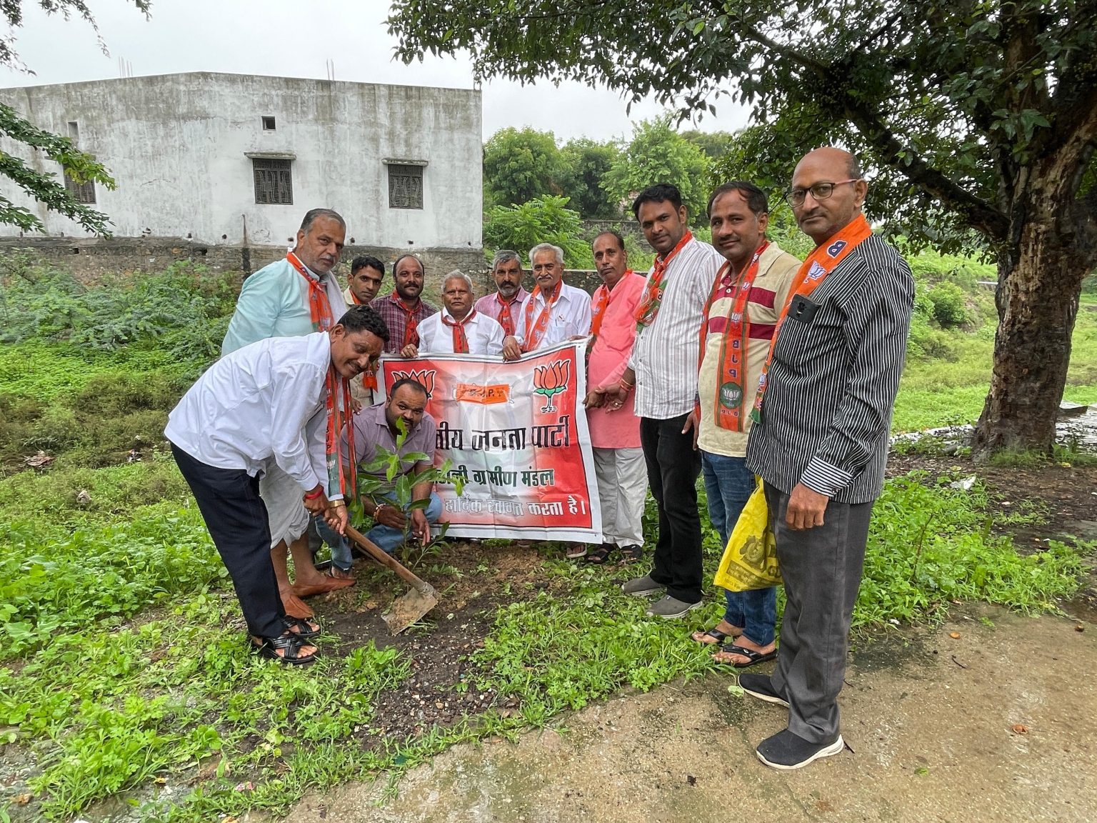 एक पेड़ मां के नाम” कार्यक्रम के तहत झाडोली मंण्डल के द्वारा किया वृक्षारोपण कार्यक्रम का अयोजन ।