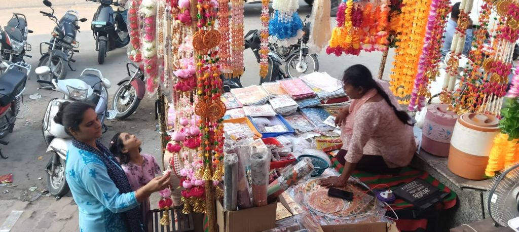 दीपावली के त्यौहार को लेकर बाजारों में बढऩे लगी रोनक,घरो व ऑफिसो की साफ-सफाई व रंग रोगन का कार्य युद्ध स्तर पर