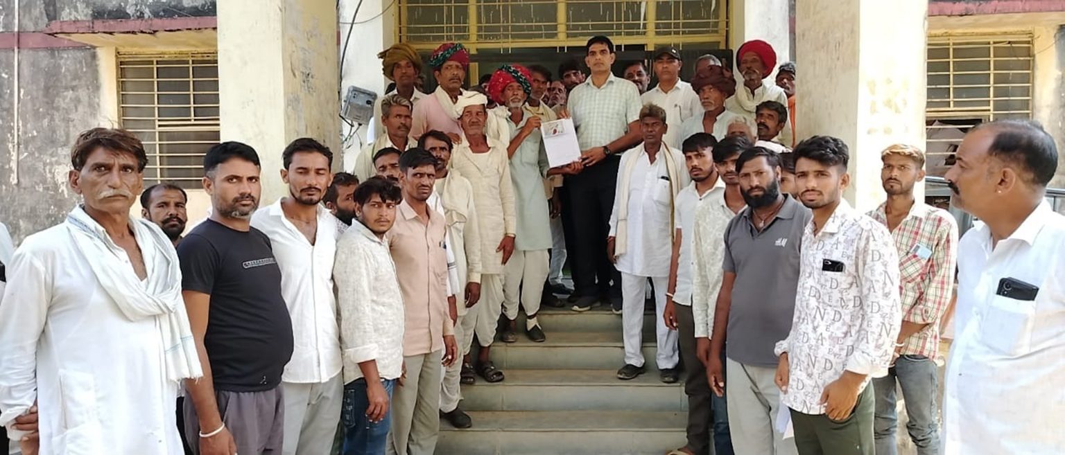 चारागाह भूमि पर हो रहे अतिक्रमण को हटवाने व महिलाओं पर जानलेवा हमला करने वाले अरोपियों को गिरफ्तार करने की मांग को लेकर ग्रामीणों ने सौंपा ज्ञापन