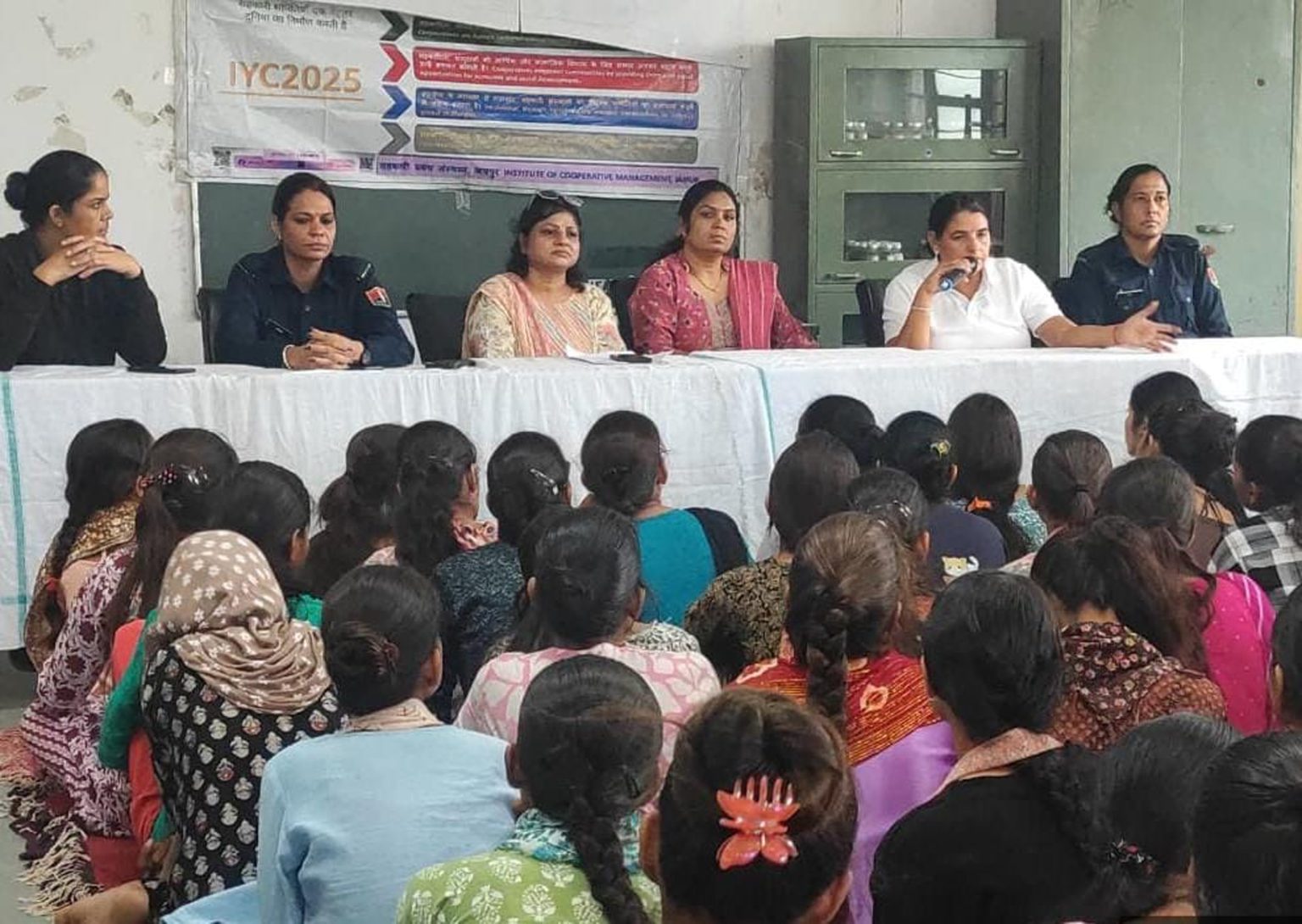 छात्राओं को साइबर क्राइम, घरेलू हिंसा व नारी सशक्तिकरण पर किया जागरूक