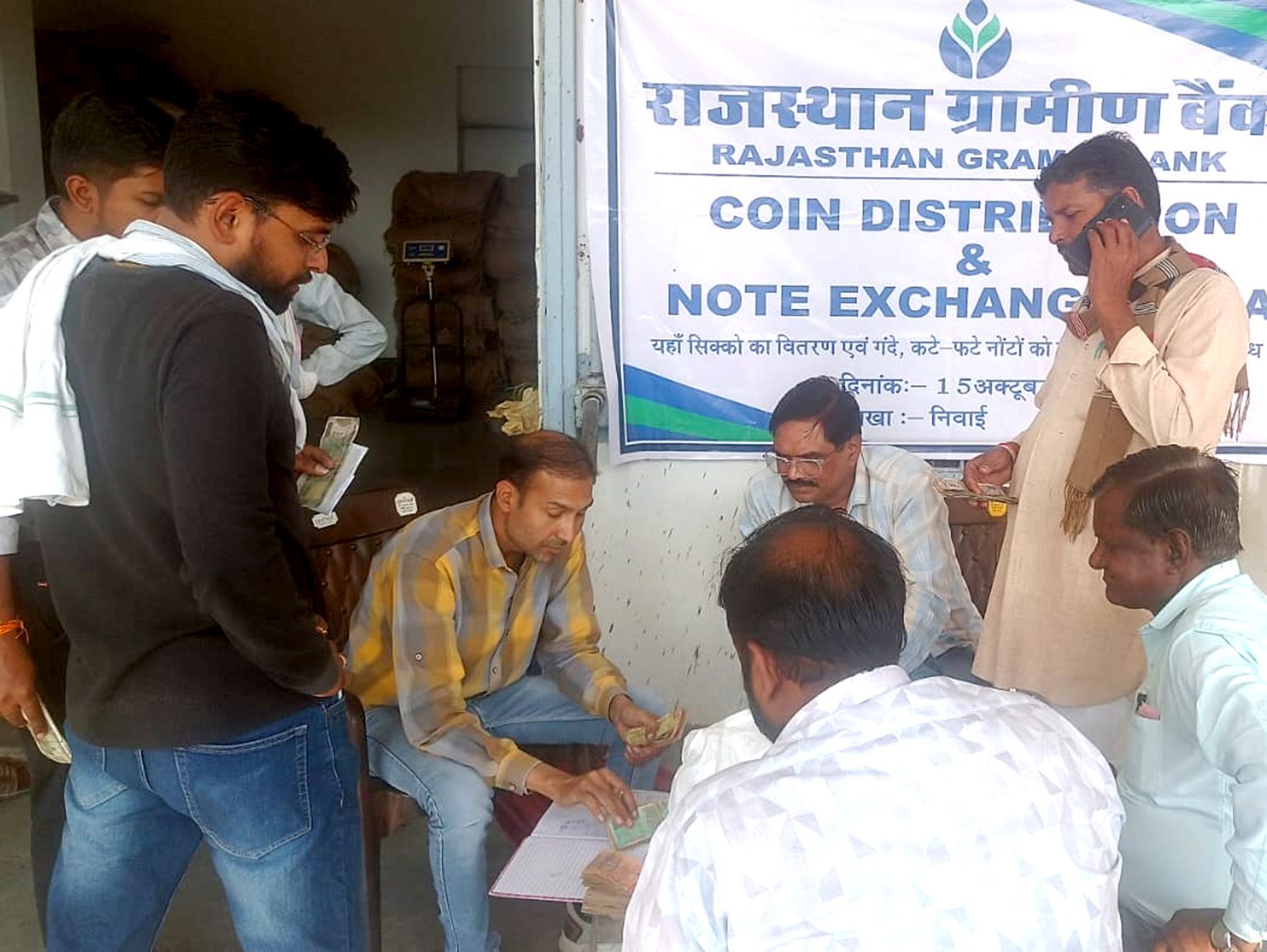 सिक्का वितरण मेले का हुआ आयोजन कटे-फटे नोटों का विनिमय करते हुए सिक्कों का किया वितरण