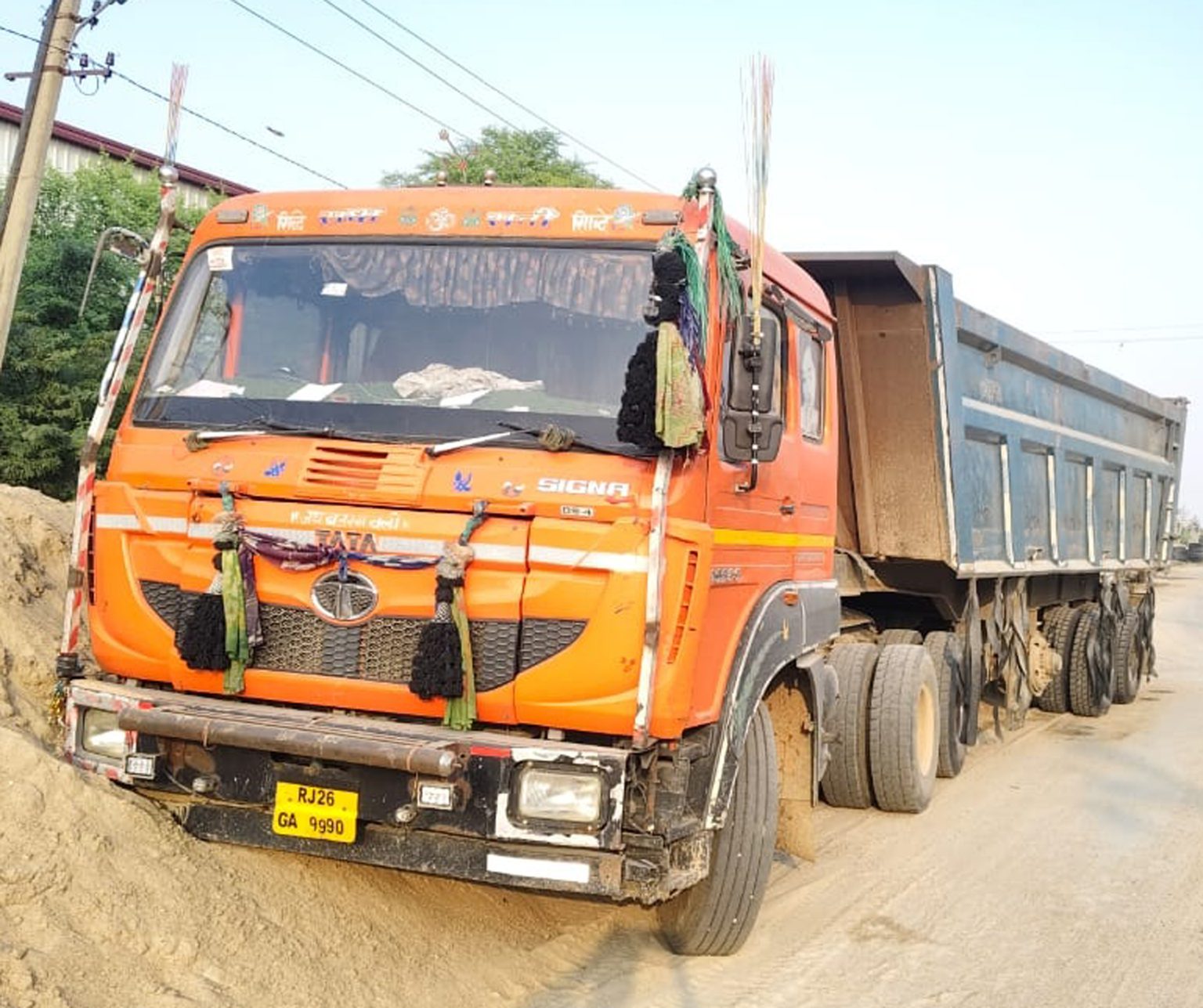 अवैध रवन्ना से बजरी परिवहन करते डम्पर जब्त, चालक गिरफ्तार