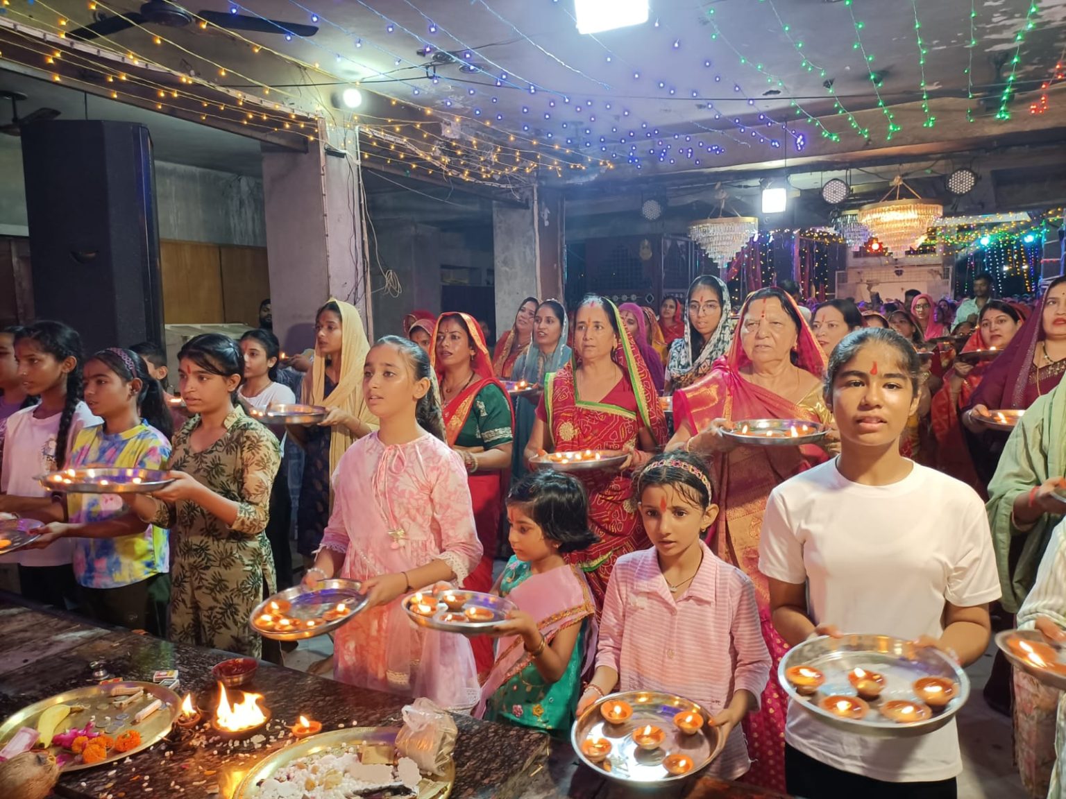 2100 दीपों से माता की हुई आरती
